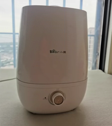 夏天开空调房间太干，用加湿器补水或加精油熏...