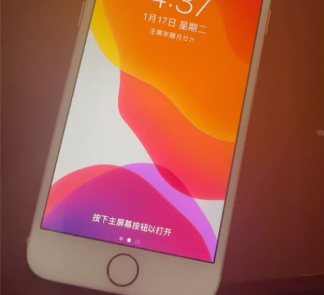 女生用国行苹果8 64G手机一直带壳膜使用...