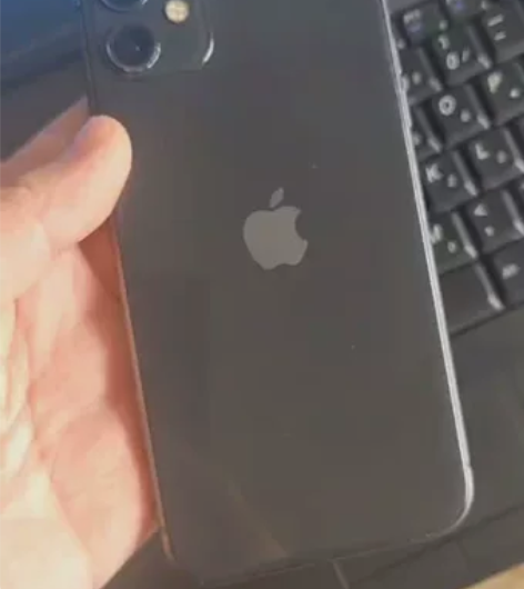 自己用的苹果11 128G黑色，周身有磕碰...