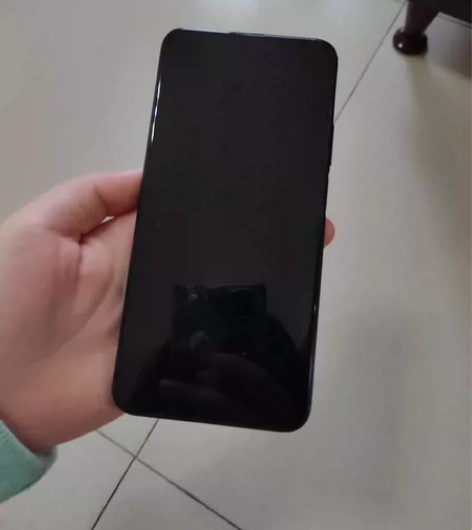 荣耀9X 6+128屏幕上方有裂缝，侧边有...