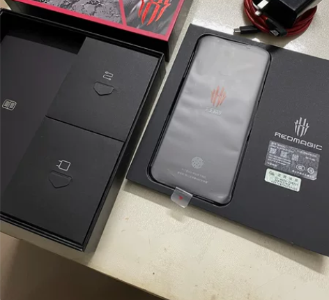出售努比亚红魔5S冰封银翼8+128G电竞...