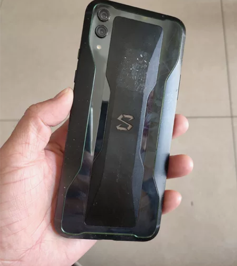 小米黑鲨2手机一台。 开机屏不亮,屏幕不知...