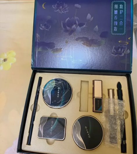 彩妆套盒，礼品，粉饼，散粉，眼线笔，睫毛膏...