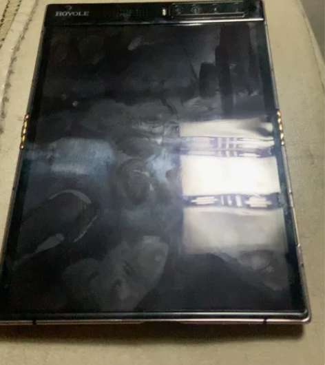 柔宇二代，摔了一下，屏幕有个圆点，下图看 ...