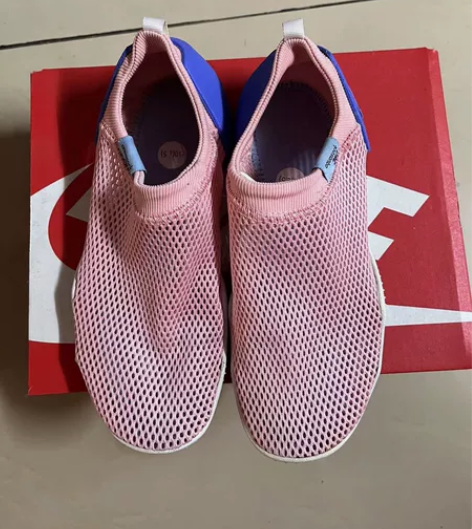 Nike女童款网面透气运动鞋33.5码适合...