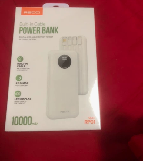 一个小米充电宝，一个同学送的充电宝，一个全...