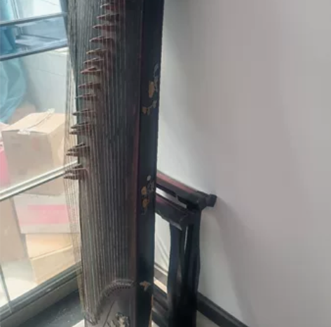 便宜出经典款标准古筝，自用闲置。配件一应俱...