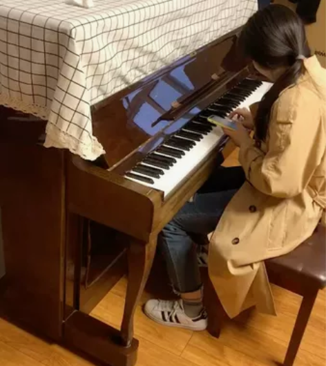 三益钢琴。便宜了 自提。不包邮明显使用痕迹...