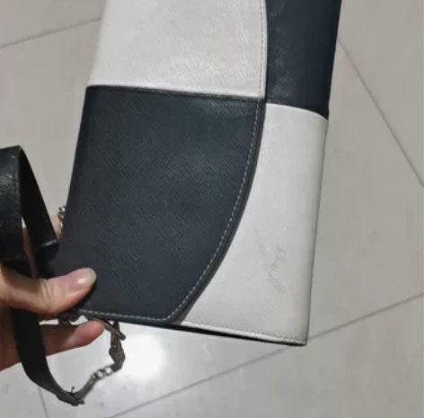 时尚斜挎手拿包，五金完好无生锈，表面里料基...