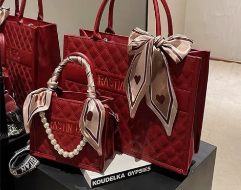 红色包包女2022秋冬新款时尚大容量手提婚...