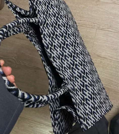 手提包 没衣服搭，用过一次，9.5新，原图...