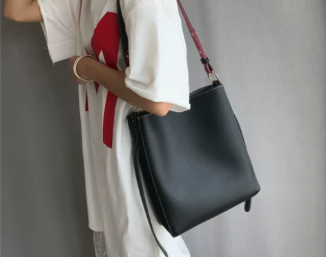ins大容量水桶包包女2021新款韩版百搭...