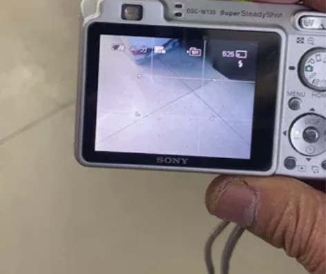 索尼卡片相机。电池内存卡全是原装的。没有充...