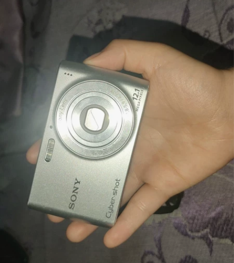 索尼w510,成色如图,包邮。 配件,万能...