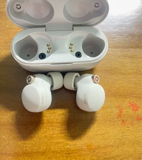 索尼蓝牙耳机WF-1000XM4，裸机一台...