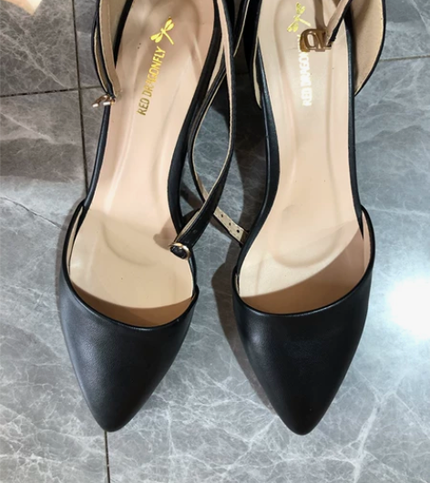 单鞋，39码，跟高4厘米左右，如图，只穿过...