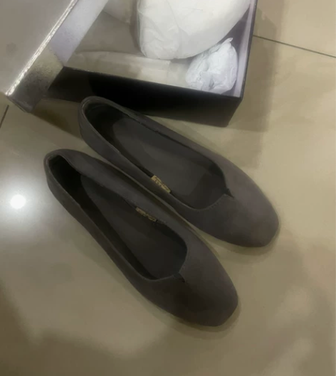 灰黑色平底单鞋，38码。85成新吧，也就穿...