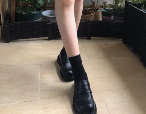 单鞋，软面超级舒服，几乎没穿过 感兴趣的话...