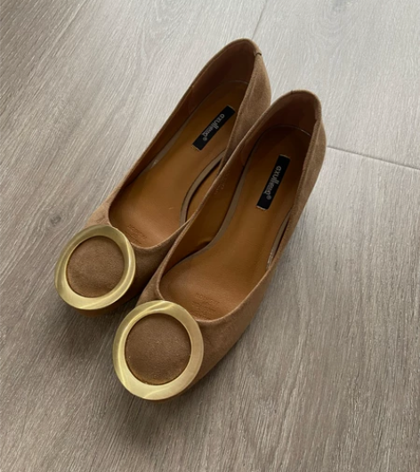 全新早期入依思Q深杏色粗跟单鞋 鞋码230...