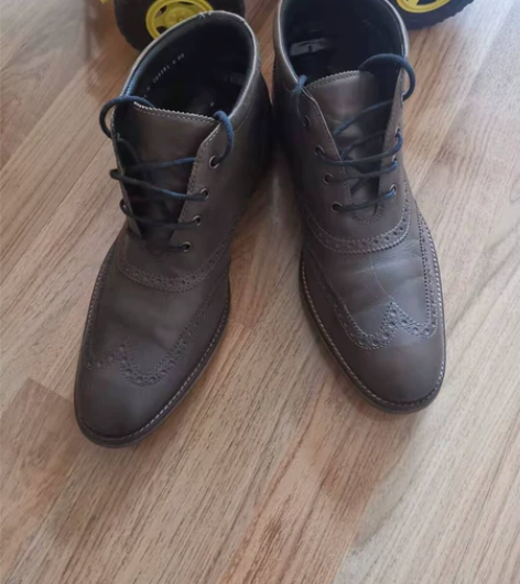 可汗 布洛克雕花41码男鞋 整体不错，一处...