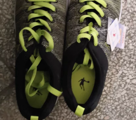 乔丹跑鞋全新吊牌还未取下 感兴趣的话点“我...