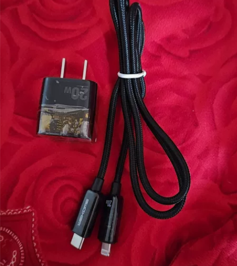 一套全新未使用的 品牌透明充电头20w苹果...