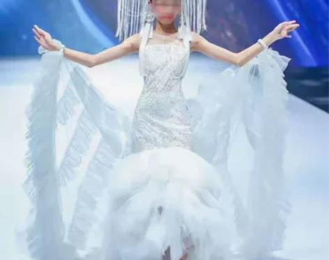 出租女童新国潮模特走秀白色巴黎圆舞曲仙境传...