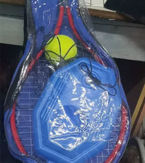 网球，九成新，买来只用了一次，需要的话三十...