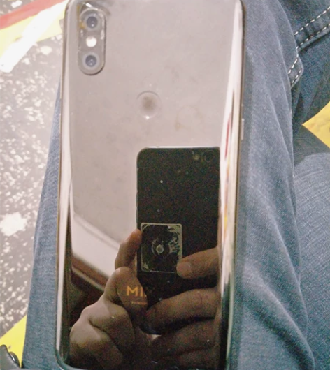 小米mix3 原装机，一直贴钢化膜，使用一...