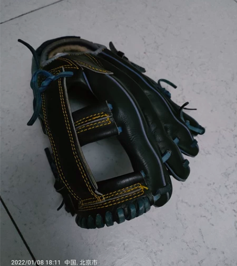 出售棒球手套纯牛皮九成新可以包邮原价八百多...
