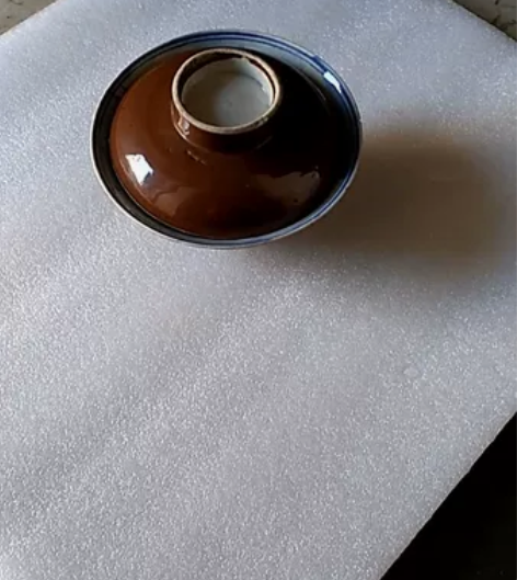 一套外紫金釉内青花金鱼盖碗，有几点小磕皮，...