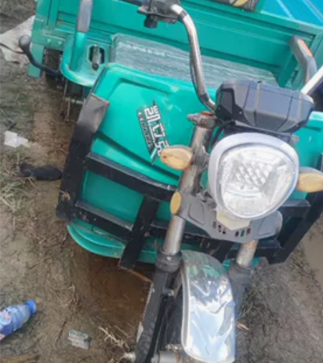 转让一台1.3x1.8米干电瓶三轮车，带爬...
