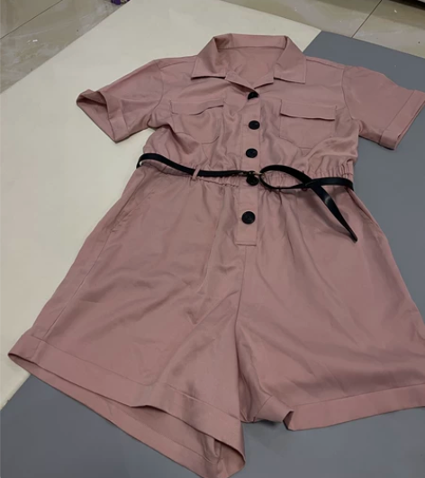 藕粉色连体裤，135斤。 感兴趣的话点“我...