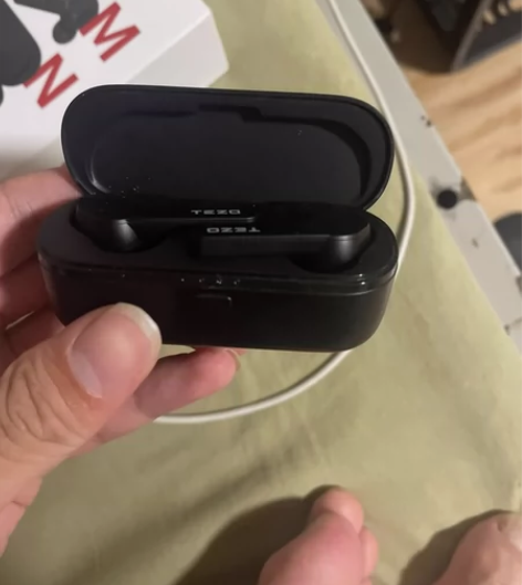 老婆淘宝做活动领的耳机，功能完好没怎么用，...