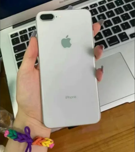 二手苹果8Plus游戏机 无指纹，有前后摄...