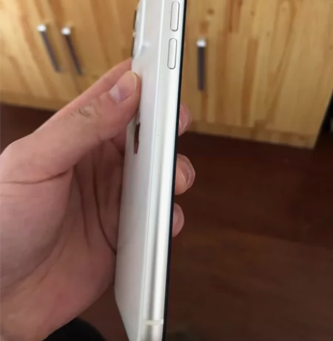 苹果11，国行，64G自用，手机无摔，无碰...