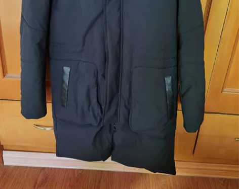 男士中长款羽绒服，九成新，无瑕疵，要180...