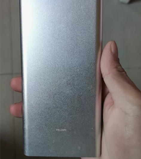 收拾家的时候发现了他，充电宝太多了所以出手...