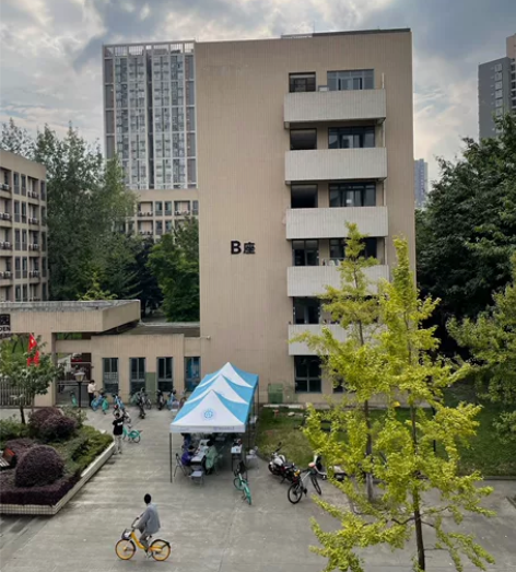 高中英语家教。 本科就读于湖南师范大学，研...