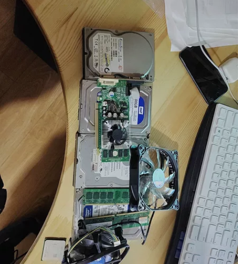 2条2代内存,5个硬盘80g160g3个5...