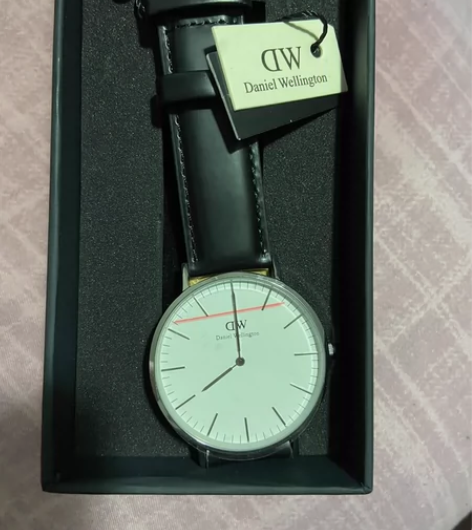 dw手表全新的，吊牌还在，没有带过，东西都...