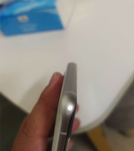 魅族18。8128。踏雪白色，手感一流。四...