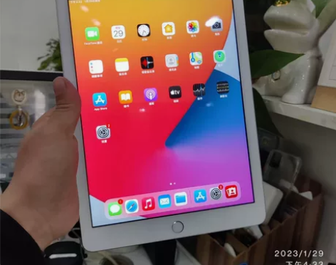 ipad 2018 32G，银色国行，上网...