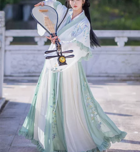 家里人不让穿汉服偷偷存钱买了汉服藏了一年多...