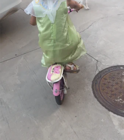 上海永久自行车，孩子大了准备给她换大点的，...