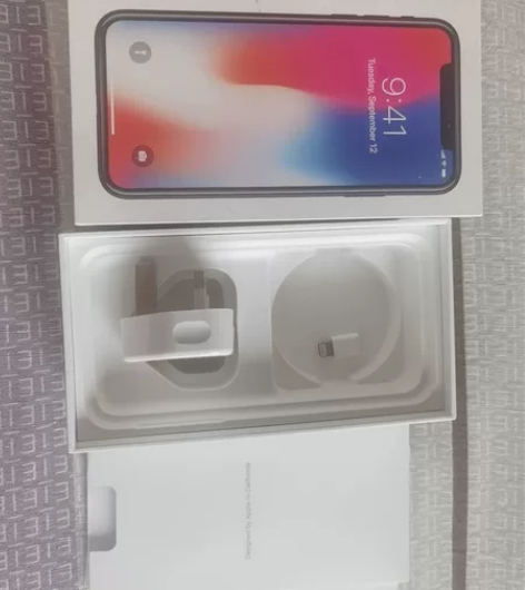 苹果港版充电头 原厂 还一个转换头 感兴趣...