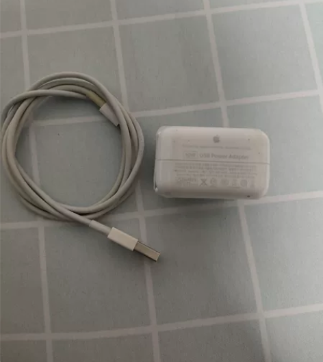 苹果正品,充电头10w usb新的包装没拆...