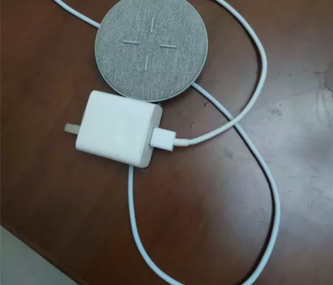 华为充电器40瓦充电头加27瓦无线充底座。...