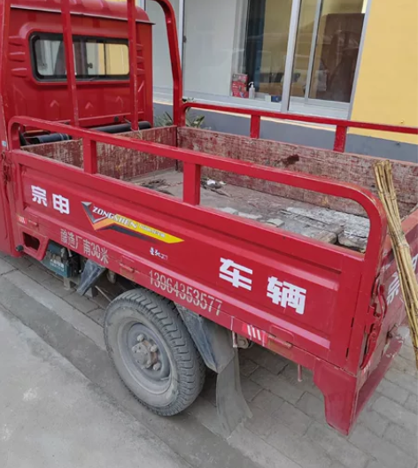 自家老人骑的三轮宗申带棚摩托，平时厂里倒点...