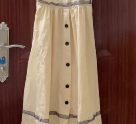 田园风半身裙，S码 侧边隐形拉链，有内衬。...